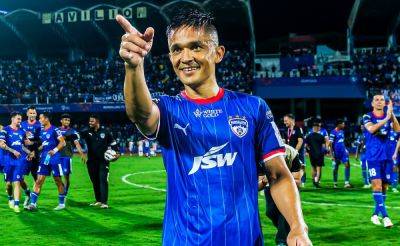 Sunil Chhetri - Sunil Chhetri Creates History, Becomes Oldest Hat-Trick Scorer In ISL In Bengaluru's Win - sports.ndtv.com - India