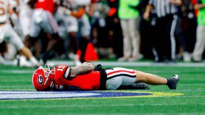 Kirby Smart - Georgia's Carson Beck ruled out after first-half shoulder injury - ESPN - espn.com - Georgia - state Texas - county Hill