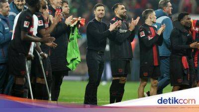 Bayer Leverkusen - Alejandro Grimaldo - Xabi Alonso - Josip Stanisic - Bundesliga - Gesture Berkelas Alonso Usai Leverkusen Lumat Bayern - sport.detik.com