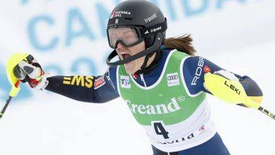 Anna Swenn Larsson overcomes back problems to take slalom for 2nd World Cup win