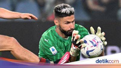 Kontroversi Nasib Kiper andai Kena Kartu Biru - sport.detik.com