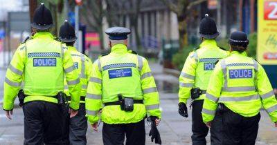 Man transporting drugs and knives flees police in Stockport but is caught by dogs - manchestereveningnews.co.uk