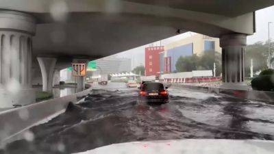 Heaving flooding blocks streets in Dubai