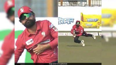Keshav Maharaj - Tamim Iqbal - Shoaib Malik - Watch: Pakistan Star Risks Injury For Catch, Clutches His Chest In Pain During Bangladesh Premier League Match. Then This Happens - sports.ndtv.com - Bangladesh - Pakistan