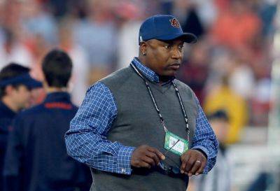 Auburn Legend Bo Jackson Turns Down Fan For Photo Op To Keep Watching College Basketball Game