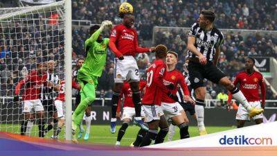 6 Kiper Premier League Paling Hobi Tinju Bola, Termasuk Andre Onana