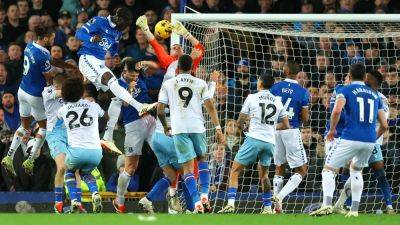 Everton snatch a point from managerless Palace