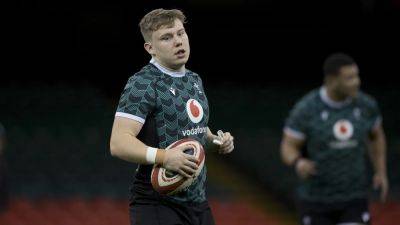 Sam Costelow returns as Warren Gatland makes one change to Wales team to face Ireland