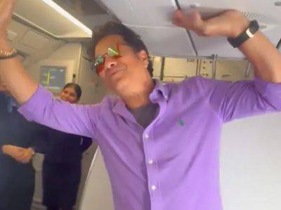 Sachin Tendulkar - Watch: Sachin, Sachin Chants Buzzing In Entire Flight As Tendulkar Travels Economy - sports.ndtv.com - India