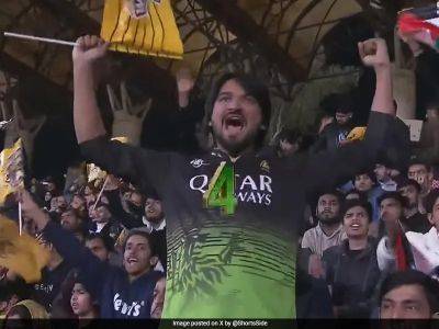 Virat Kohli - Babar Azam - Virat Kohli, RCB Craze Hits PSL As Fan's "Jersey" Gesture Viral During Babar Azam's Match - sports.ndtv.com - Pakistan - Jersey
