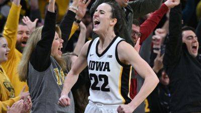 Iowa's Caitlin Clark breaks women's major-college scoring record - ESPN
