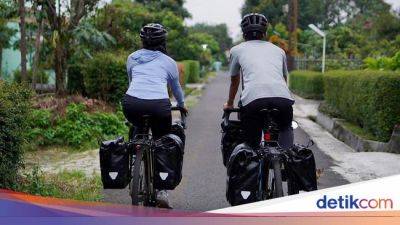 Couple Goals! Pasangan Ini Bersepeda Bandung-Makkah
