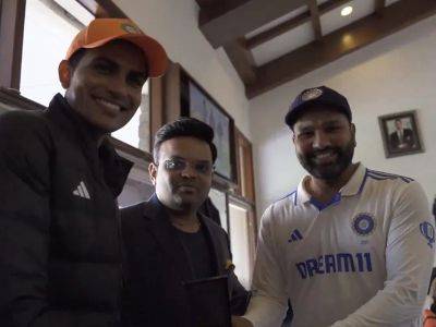 Rohit Sharma - Shreyas Iyer - Kuldeep Yadav - Shubman Gill - Watch: Shreyas Iyer Makes 'Presence' Felt In India's Medal Tradition After England Series Win - sports.ndtv.com - India