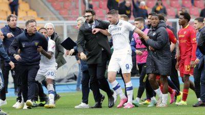 Serie A game marred as Lecce coach head-butts Verona striker - ESPN
