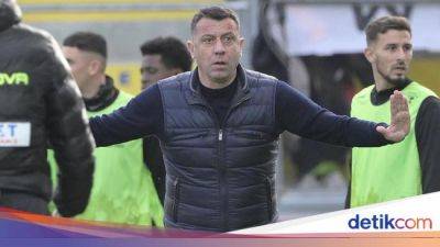 Pelatih Lecce Dipecat Usai Tanduk Pemain Lawan