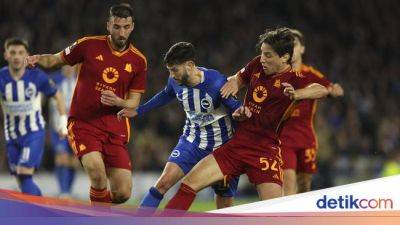 Danny Welbeck - As Roma - Liga Europa - Brighton Vs Roma: Giallorossi ke Perempatfinal meski Kalah 0-1 - sport.detik.com