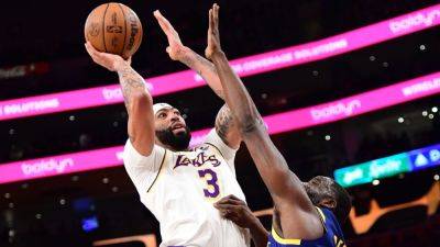 Anthony Davis - Lakers' Anthony Davis forced out vs. Warriors with eye injury - ESPN - espn.com - Los Angeles - county Davis