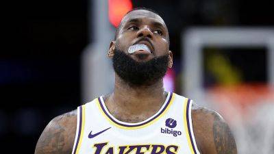 Steph Curry - Austin Reaves - Sean M.Haffey - Darvin Ham - Lakers-Warriors game sees 'bizarre' finish after clock malfunctions and replay reviews - foxnews.com - Los Angeles - Jordan - state Golden