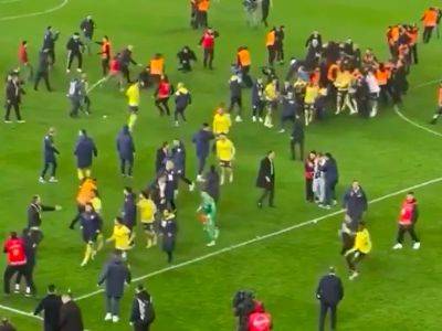 Dominik Livakovic - Watch: Ex-Chelsea Footballer Tries 'Spinning Kick' As Fans Invade Pitch In Turkey - sports.ndtv.com - Belgium - Turkey - Nigeria