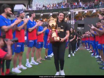 Virat Kohli - Smriti Mandhana - Watch: Virat Kohli And Co. Give Guard Of Honour To Smriti Mandhana-Led RCB After Historic WPL 2024 Win - sports.ndtv.com - India