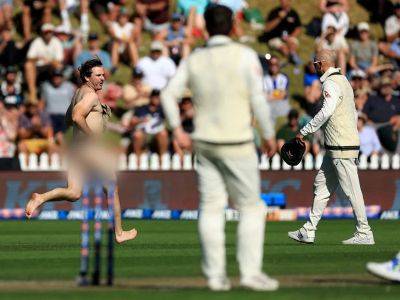 Streaker Causes Mayhem During New Zealand vs Australia Test. Security Has A Tough Time