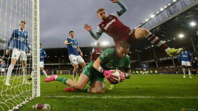 Two late goals lift West Ham to 3-1 win at Everton