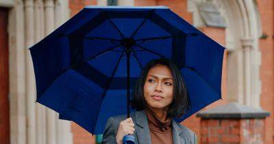 Shoppers 'ditching' umbrellas for 'lighter than a water bottle' gadget that keeps you dry in the biggest downpours - manchestereveningnews.co.uk