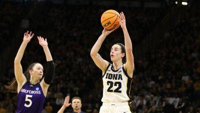 Caitlin Clark overcomes slow start, guides Iowa past Holy Cross - ESPN