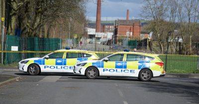 Bomb squad descend on street after 'item found in canal' - manchestereveningnews.co.uk