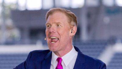 Alexi Lalas questions refs stopping play in USMNT game for homophobic slurs: 'Rewards the bad behavior'
