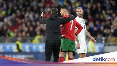 Cristiano Ronaldo - Cekrek! Cristiano Ronaldo pun Selfie sama Penyusup Lapangan - sport.detik.com - Portugal - Slovenia