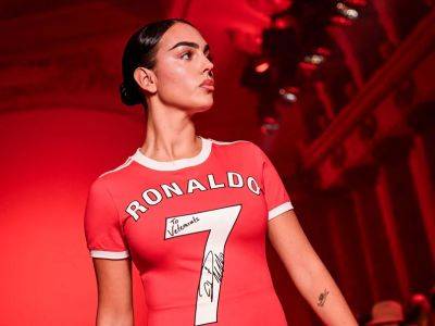 Cristiano Ronaldo's Girlfriend Wears Dress Inspired By His Manchester United Jersey - Pic Goes Viral