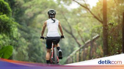 Bersepeda Sambil Menikmati Alam Indonesia