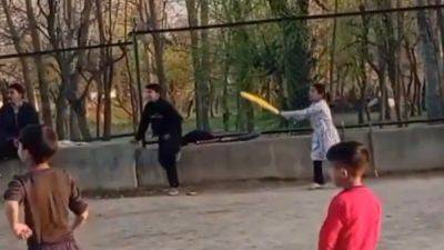 Sachin Tendulkar - Sachin Tendulkar Shares Viral Video Of Young Girl Playing Cricket In Sopore, Kashmir. Says, "Brings A Smile" - sports.ndtv.com - India