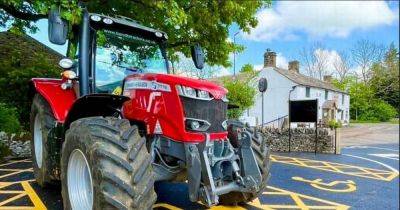 Bay - Peak District pub installs 'world's first tractor parking bay' for thirsty farmers - manchestereveningnews.co.uk