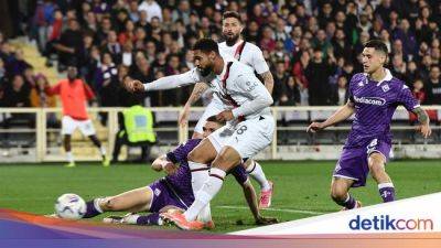 Rafael Leao - Olivier Giroud - Fiorentina - Fiorentina Vs Milan: Rossoneri Menang 2-1 - sport.detik.com