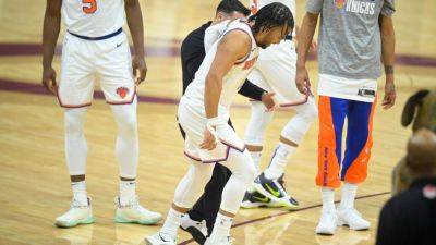 Knicks All-Star Jalen Brunson helped off with knee injury vs. Cavs - ESPN