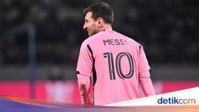 Duh, Balita Menangis Terhantam Bola Tendangan Messi