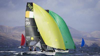 Robert Dickson and Sean Waddilove progress to gold fleet at World Championships - rte.ie - Ireland