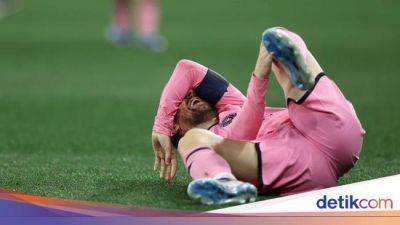 Foto: Momen Messi Terkapar Kesakitan di Atas Lapangan
