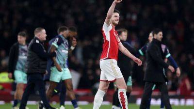 Arsenal go top with 2-1 win over Brentford, Man United beat Everton