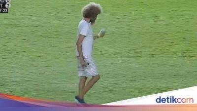 Aneh tapi Nyata! Suporter Menyusup ke Lapangan Bola Sambil Isap Ganja - sport.detik.com