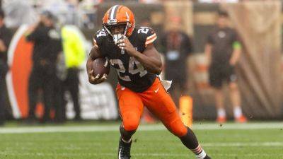 Source - Browns, Nick Chubb rework deal to keep RB in Cleveland - ESPN