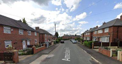 Bomb squad called to residential street amid reports of a 'suspicious item' - manchestereveningnews.co.uk