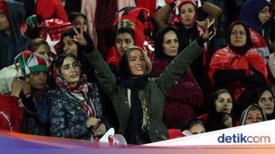 Di Iran, Kiper Pria Dikecam gara-gara Peluk Suporter Perempuan - sport.detik.com - Iran
