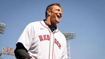 Tom Brady - Rob Gronkowski - Rob Gronkowski's legendary first pitch at Red Sox game gets stamp of approval from Tom Brady - foxnews.com - state Massachusets - county Marathon - county Park - county Bay