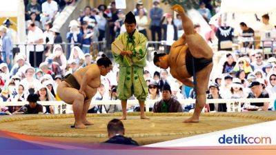 Aksi Pegulat Sumo di Turnamen Honozumo Jepang