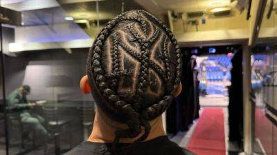 Josh Hart braids Yankees logo ahead of NBA playoffs - ESPN