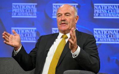 Former rugby star Wally Lewis urges Australian government to fund CTE support services