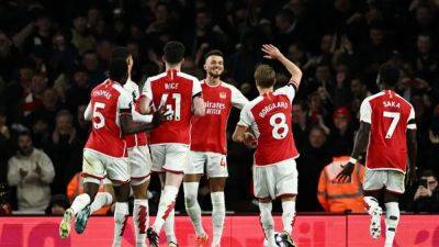 Arsenal hammer Chelsea to move three points clear at the top